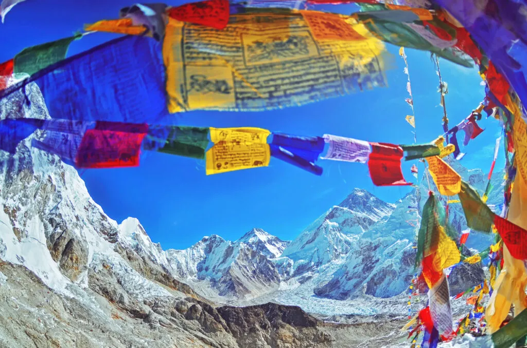 Blick auf den Mount Everest und Nuptse mit buddhistischen Gebetsfahnen vom Kala Patthar im Sagarmatha-Nationalpark im nepalesischen Himalaya